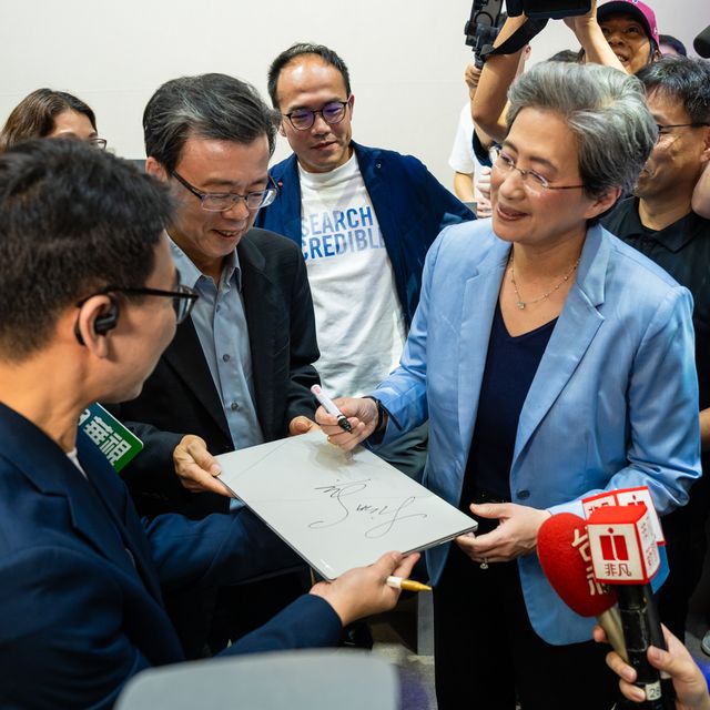 AMD Lisa Su visits ASUS booth